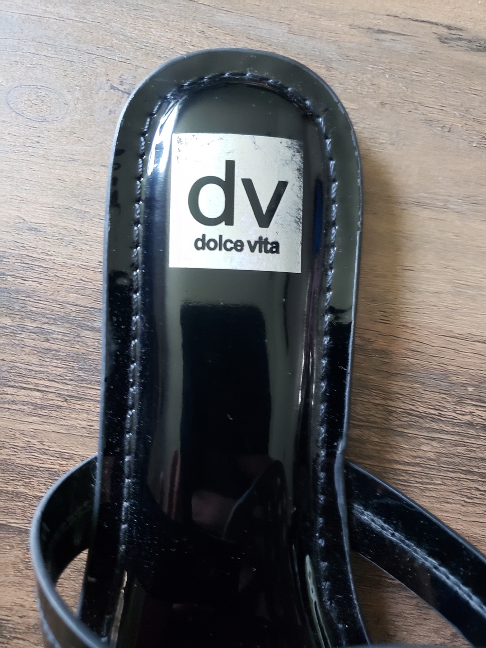 Dolce Vita Gotie Black Patent Thong Sandals with Cutout Medallion - Picture 3 of 5